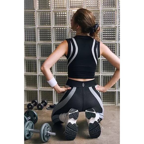 New Free People Movement Free Kick Crop Henley Black Muscle Tank Women's Size XS - Picture 3 of 8